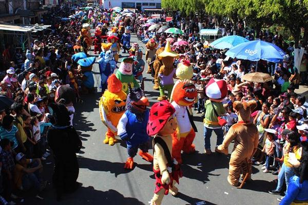 Vecinos observan el desfile de disfraces realizado en la ciudad de Chimaltenango. (Foto Prensa Libre: José Rosales) <br _mce_bogus="1"/>