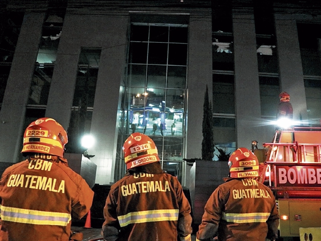 Más de mil expedientes que corresponden a 200 empresas se vieron afectados por el incendio en oficinas de la SAT en zona 10, por lo que se inició un plan de acercamiento. (Foto Prensa Libre: Hemeroteca)