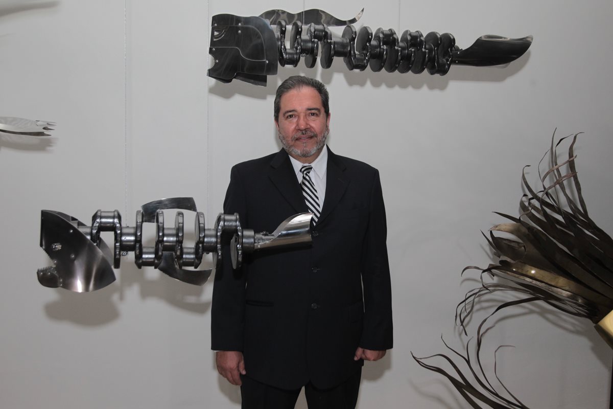 El artista visual José -Pepo- Toledo, presenta su exposición Oceánica, una serie de esculturas metálicas de peces, en la Galería del Centro, de la Fundación G&T Continental. (Foto Prensa Libre: Edwin Castro)