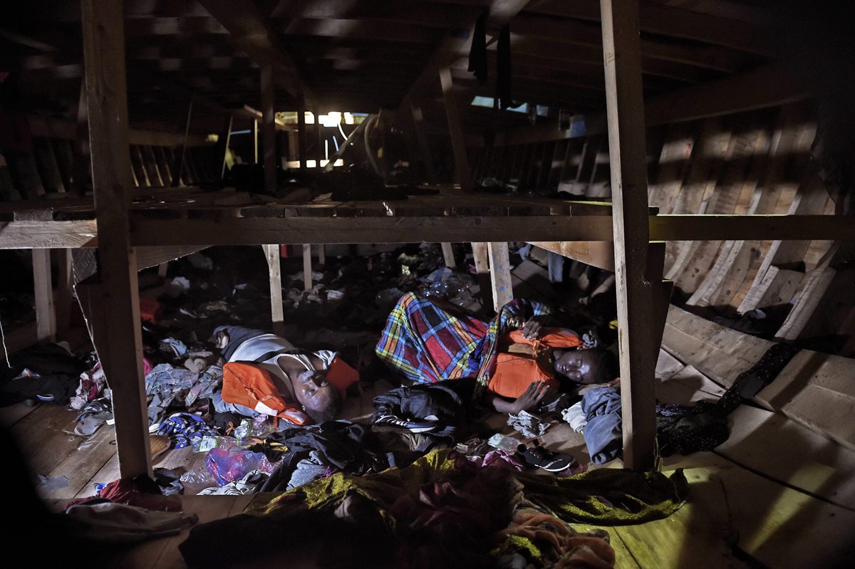 Decenas de cadáveres de migrantes yacen en un barco luego de la operación de rescate de una oenegé. (Foto Prensa Libre: AFP).