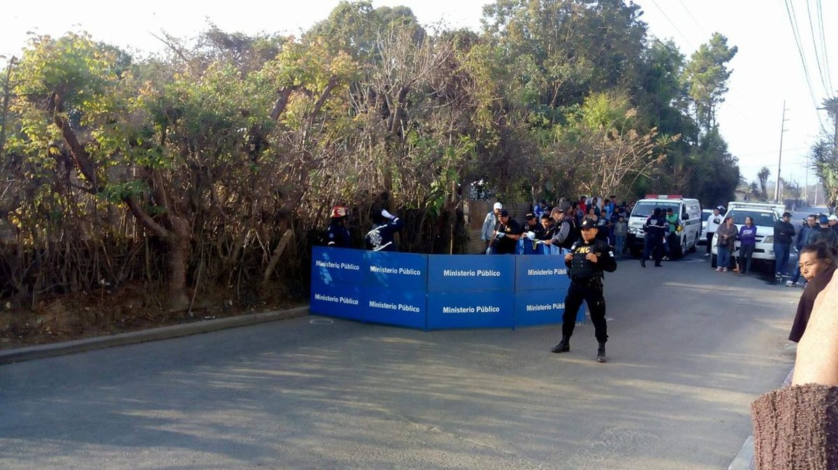 Ministerio Público trabaja en el lugar donde localizaron los cuerpos de dos mujeres. (Foto Prensa Libre: Cortesía)