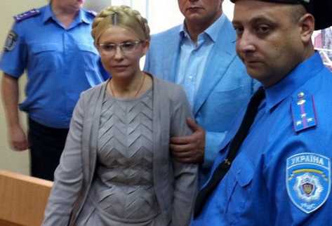 La exprimera ministra ucraniana Yulia Timochenko (centro), en el tribunal. (AFP).