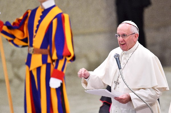 El Papa <span class="hps">saluda a los participantes de la</span> <span class="hps">audiencia en la sala</span> <span class="hps">Pablo VI</span> <span class="hps">en el Vaticano.</span>