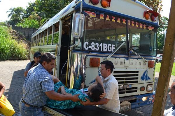 Los heridos fueron llevados a un centro asistencial. (Foto Prensa Libre: Jorge Tizol).