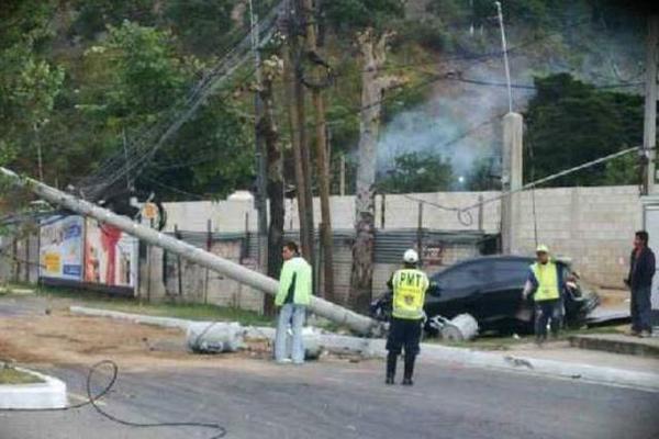 Un conductor ebrio derribo este martes varios postes en un sector de la calzada La Paz, zona 5. (Foto Prensa Libre: Amílcar Montejo)