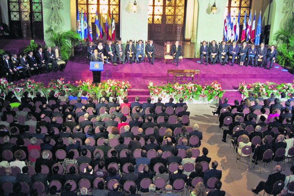 El Acuerdo  de la Paz Firme y Duradera  fue suscrito entre representantes gubernamentales y de la comandancia   de la URNG. (Foto Prensa Libre: Archivo)