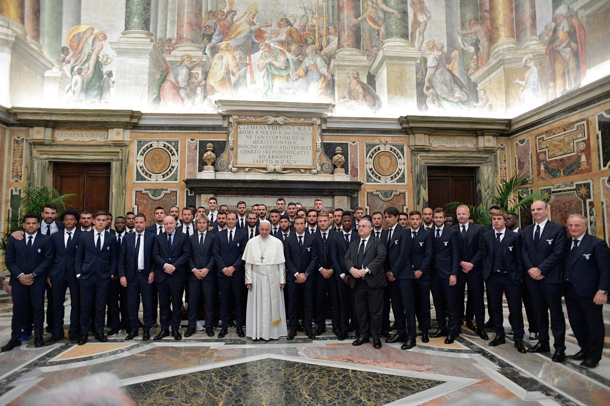 El papa Francisco compartió con los jugadores de ambos planteles. (Foto Prensa Libre: EFE)