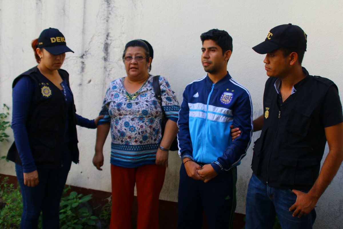 Rita Ileana Muñoz Jiménez y Markz Rolando Ruano Ramírez, fueron capturados este jueves. (Foto Prensa Libre: Erick Ávila)
