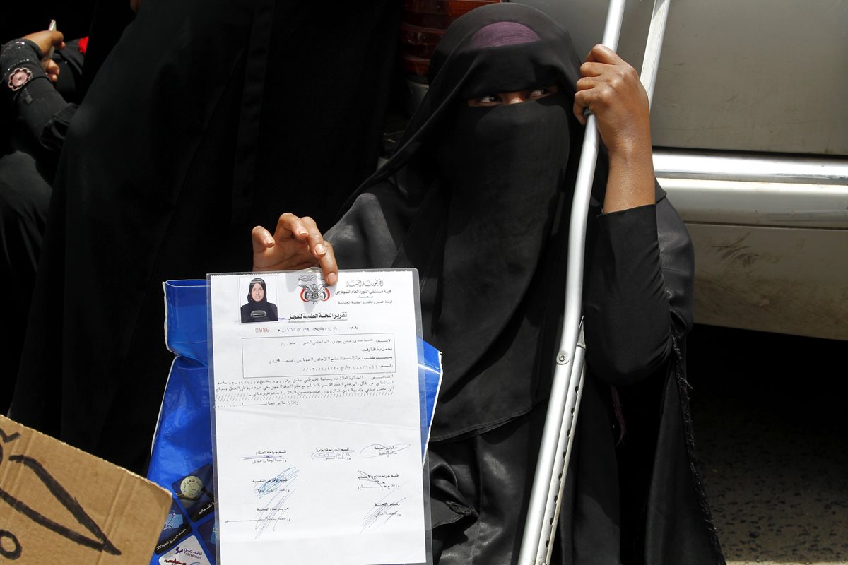 Una mujer de somalia muestra un informe médico durante una manifestación con motivo del Día Mundial de las Personas Refugiadas. (Foto Prensa Libre: EFE)