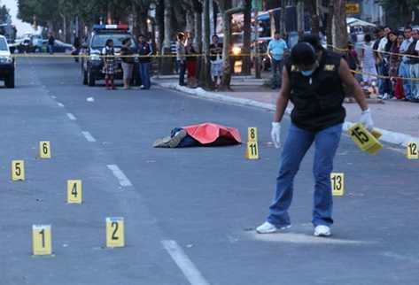 Agentes del MP buscan evidencias en el lugar del ataque. (Foto Prensa Libre)