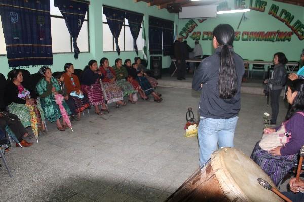Viudas y familiares de víctimas, durante una reunión en la sede de la junta de los 48 cantones de Totonicapán.
