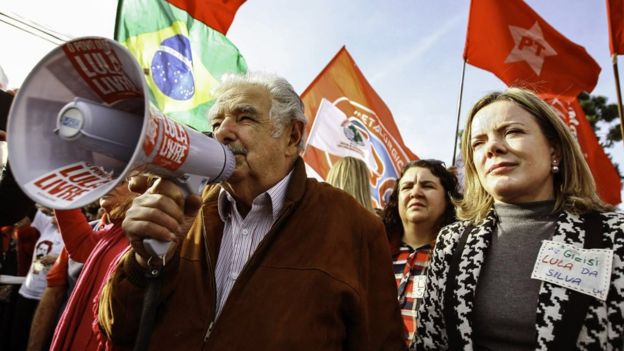 El PT afirma que Lula es un preso político y que su condena par el caso Lava Jato fue ilegal. (AFP)