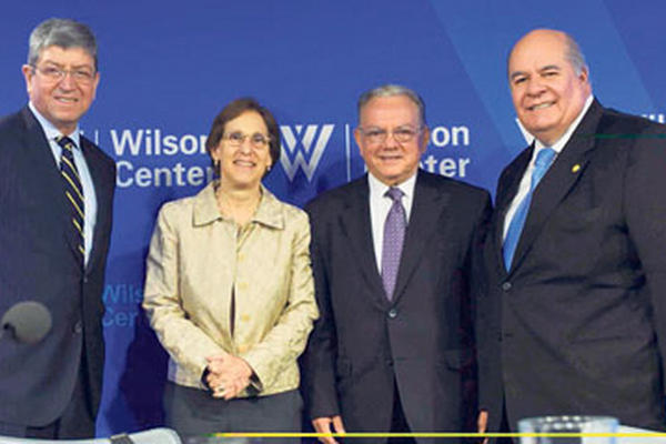 José Argueta, embajador en la OEA; Cinthya Aranson, directora del Centro Wilson; Eduardo Stein; y  Julio Ligorría, embajador en la Casa Blanca. 