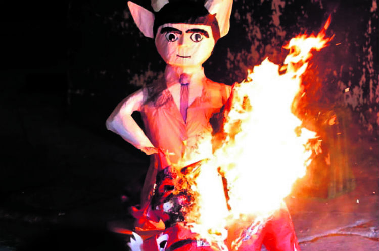 Vecinos del sector del parque Colón, zona 1, queman una piñata con la figura del maligno.