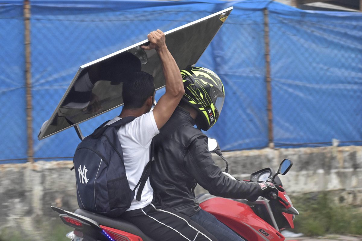 Dos personas escapan en moto tras extraer un electrodoméstico de una tienda en San Pedro Sula