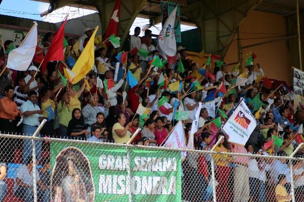 Feligreses,   en el estadio  de la ciudad  de Jalapa, durante  la inauguración  de la actividad.