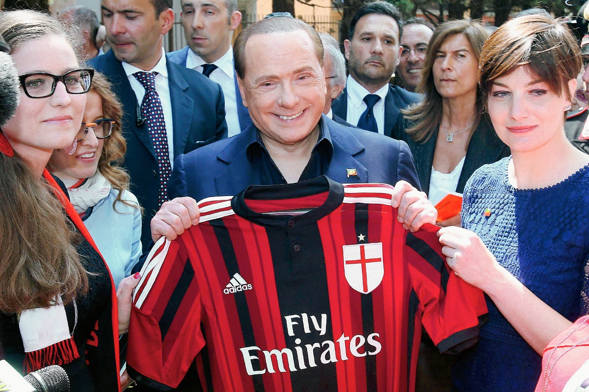 El ex primer ministro italiano y propietario del AC Milan, Silvio Berlusconi, posa con la camiseta del equipo. (Foto Prensa Libre: EFE)