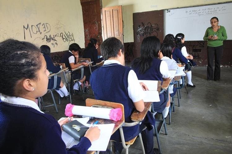 El Ministerio de Educación Publicó el Currículo Nacional Base para cuatro carreras de nivel diversificado. (Foto Prensa Libre: Hemeroteca PL)