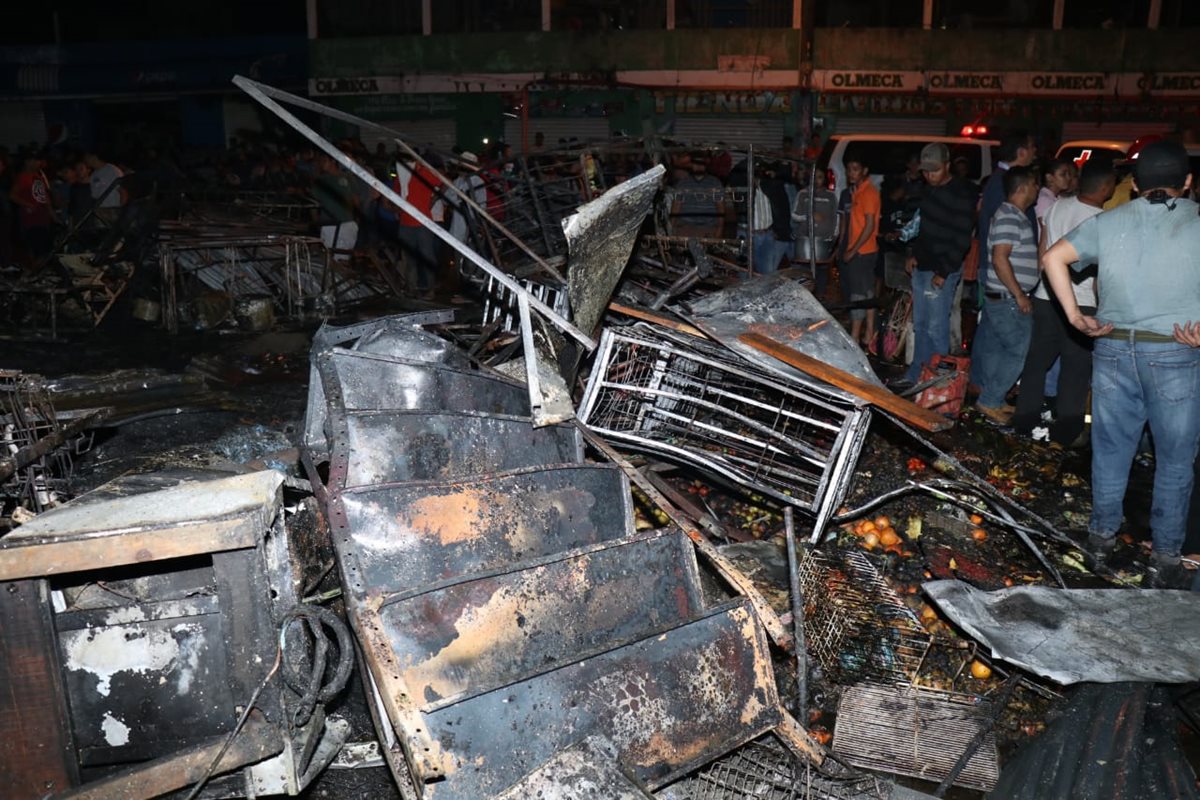 Las pérdidas por el incendio en el mercado cantonal de Santo Tomás de Castilla, Puerto Barrios, Izabal, son millonarias. (Foto Prensa Libre: Dony Stewart)