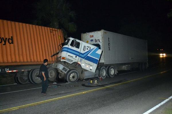 Uno de los vehículos quedó con severos daños en el accidente en el kilómetro 77 de la ruta al Atlántico, Guastatoya. (Foto Prensa Libre: Hugo Oliva) <br _mce_bogus="1"/>