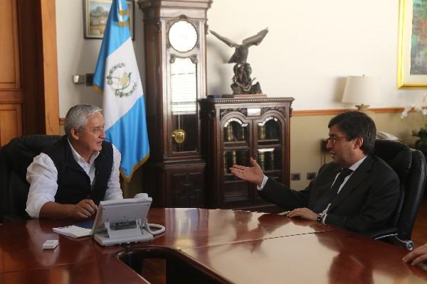 el gobernante Otto Pérez Molina conversa con Alberto Moreno, presidente del BID,   en la Casa Presidencial, quien prometió asesoría en el caso Chixoy.