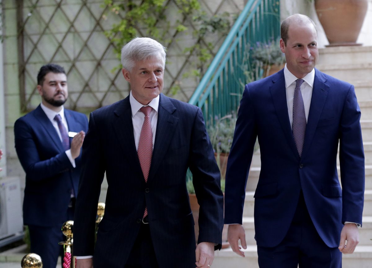 El príncipe Guillermo de Gran Bretaña, duque de Cambridge está acompañado por el embajador británico en Jordan Edward Oakden (Foto Prensa Libre: AFP)
