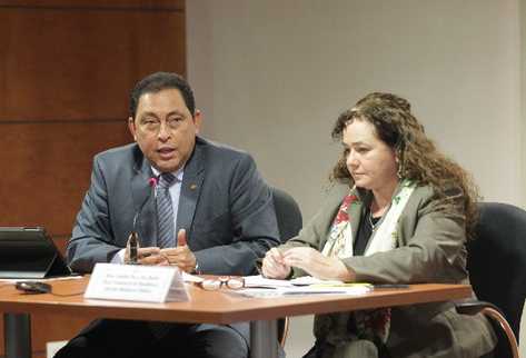 Claudia Paz y Paz, fiscal general, junto al ministro de Gobernación, Mauricio López Bonilla, al momento de dar a conocer la captura de los policías.
