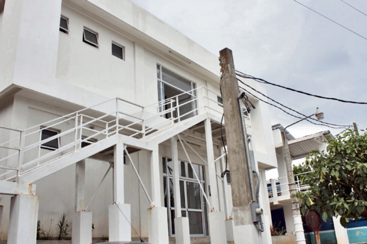 Barandas y poste del cableado eléctrico ponen en riesgo a niños que llegan al hospital de Sololá.