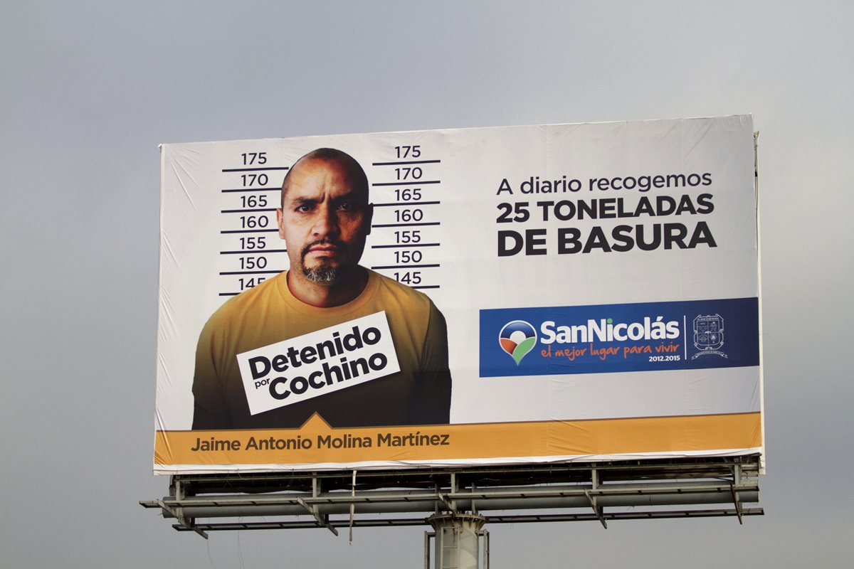 <em>La imagen de un hombre sometido a un arresto por tirar desechos en sitios prohibidos de San Nicolás de los Garza, se exhibe en Monterrey. (Foto Prensa Libre: EFE).</em>