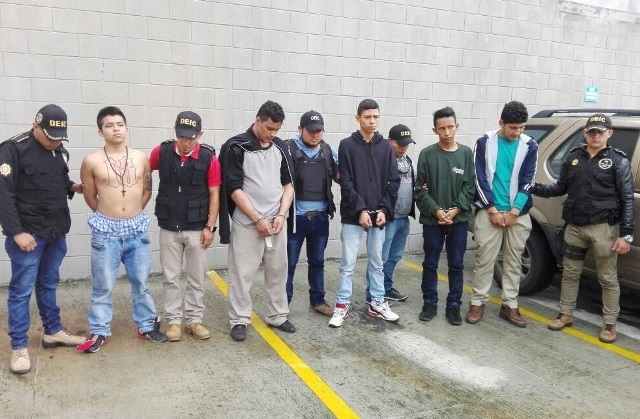 Los operativos de este miércoles en Mixco y colonia La Florida lograron la captura de una banda de extorsionistas. Foto Prensa Libre: PNC)