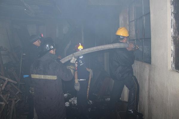 Bomberos Municipales y Voluntarios evitaron que el fuego se extendiera a otros inmuebles. (Foto Prensa Libre: Édgar Leonel Domínguez)<br _mce_bogus="1"/>