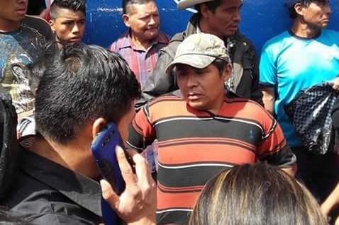 Nicolás Córdova Toma es retenido por pobladores y entregado a la PNC en Nebaj, Quiché. (Foto Prensa Libre: Óscar Figueroa)