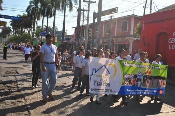 Estudiantes participan en la caminata efectuada en Retalhuleu para conmemorar el Día Mundial del Síndrome de Down. (Foto Prensa Libre: Jorge Tizol)