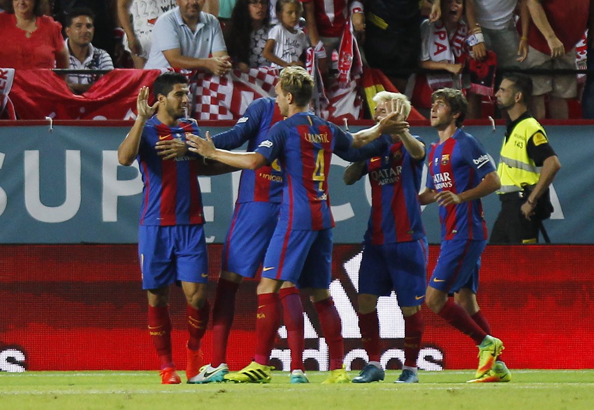 El Barcelona se aguantó los goles para la segunda parte y derrotó al Sevilla en el juego de ida. (Foto Prensa Libre: AP)
