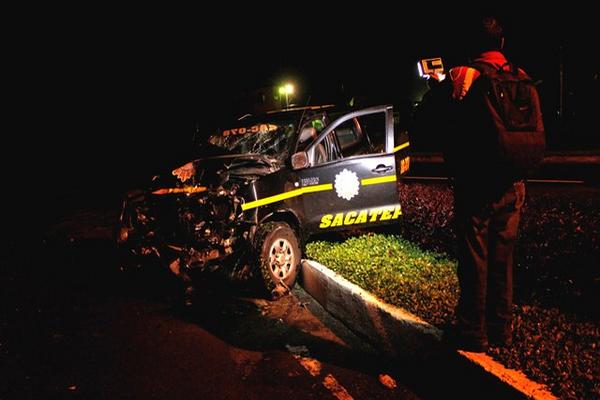 Autopatrulla en la que se desplazaban los dos agentes heridos, quedó destruida en el kilómetro 40 de la ruta Interamericana, Sumpango. (Foto Prensa Libre: Víctor Chamalé)<br _mce_bogus="1"/>