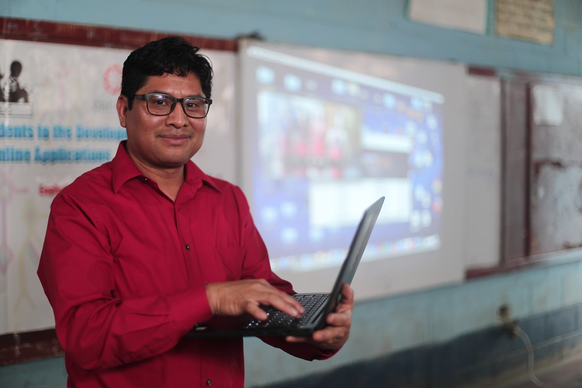 Martín Castro fue premiado en Singapur por Microsoft gracias a su iniciativa "Conectando estudiantes en el área rural al mundo desarrollado por medio de las aplicaciones". (Foto Prensa Libre: Juan Carlos Rivera)