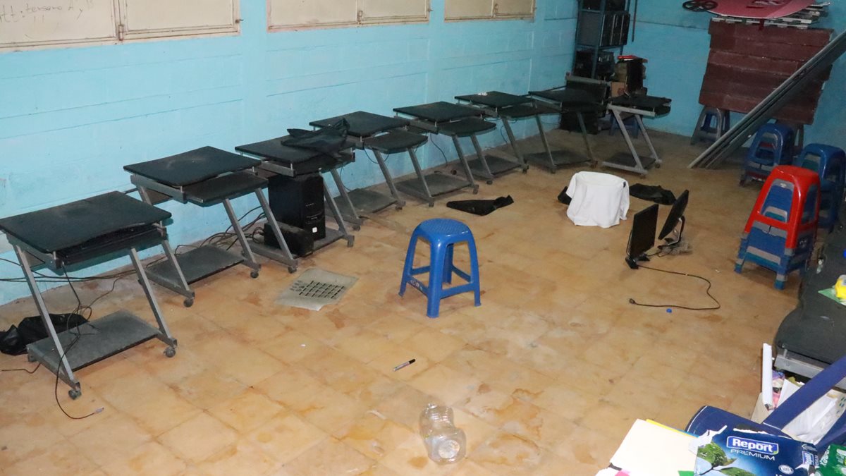 El laboratorio de computación del Ineb quedó vacío por la acción de los ladrones. (Foto Prensa Libre: Cristian Icó)