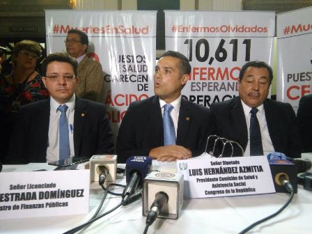Luis Hernández Azmitia anuncia el desistimiento a la interpelación, en el Salón del Pueblo del Congreso. (Foto Prensa Libre: Estuardo Paredes)