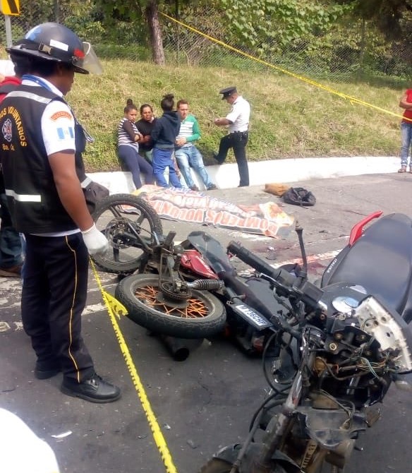 Una niña de siete año falleció en un accidente en motocicleta. (Foto Prensa Libre: @BVoluntariosGT)