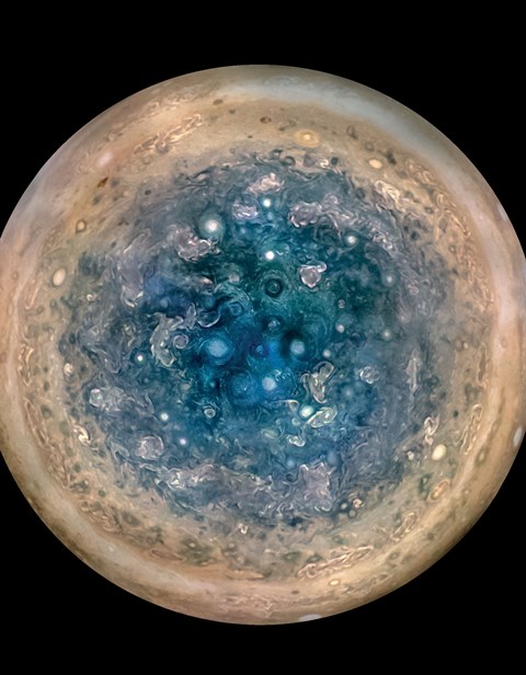 Imágenes enviadas por Juno de los polos de Júpiter donde se aprecian los gigantescos ciclones. (Foto Prensa Libre: AP)