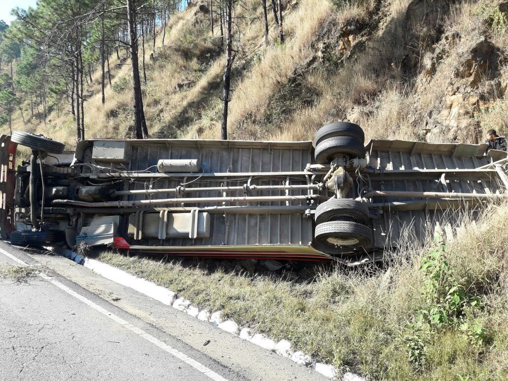 El bus quedó volcado a la orilla de la carretera en Salamá. (Foto Prensa Libre: @BVoluntariosGT).