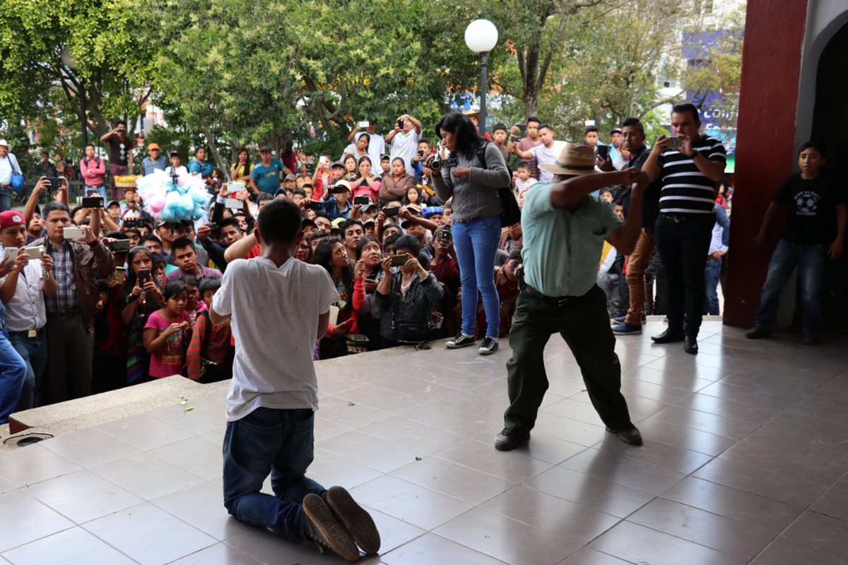 El señalado de haber robado teléfonos celulares es azotado frente a decenas de personas. (Foto Prensa Libre: Héctor Cordero)