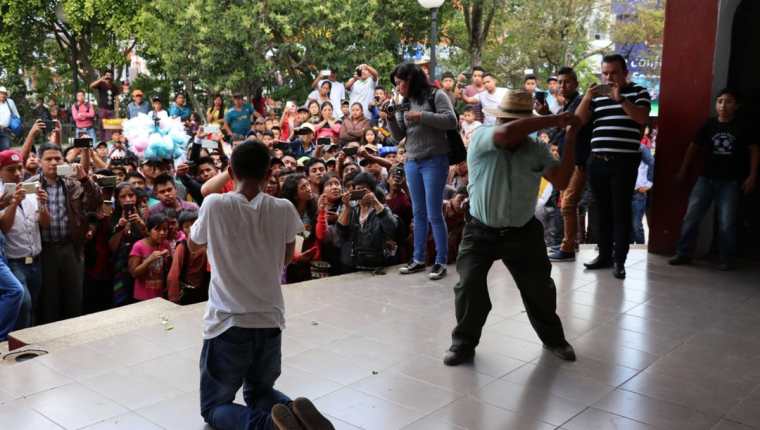 El señalado de haber robado teléfonos celulares es azotado frente a decenas de personas. (Foto Prensa Libre: Héctor Cordero)