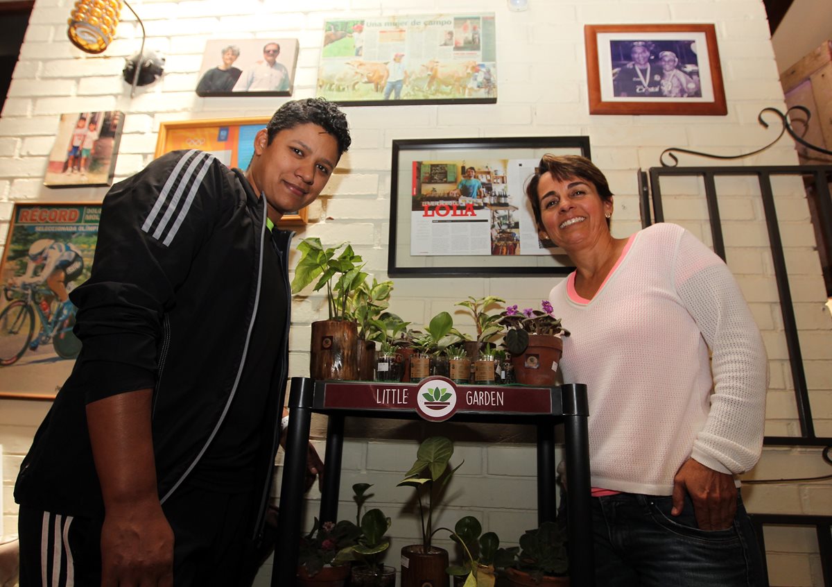 María Dolores Molina y Heidy Juárez tienen mutua admiración por los logros que alcanzaron cada una en sus disciplinas. (Prensa Libre: Fernando López)