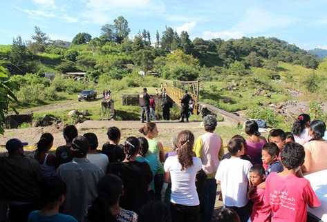 El cadáver fue dejado en el tramo del río de Jalapa, a su paso por la comunidad El Porvenir. (Foto Prensa Libre: Hugo Oliva).