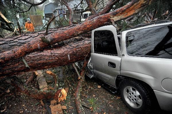??Una tormenta azotó con viento y lluvia partes del sur de Oregon, y causó daños en la ciudad de Ashland. (Foto Prensa Libre:AP)