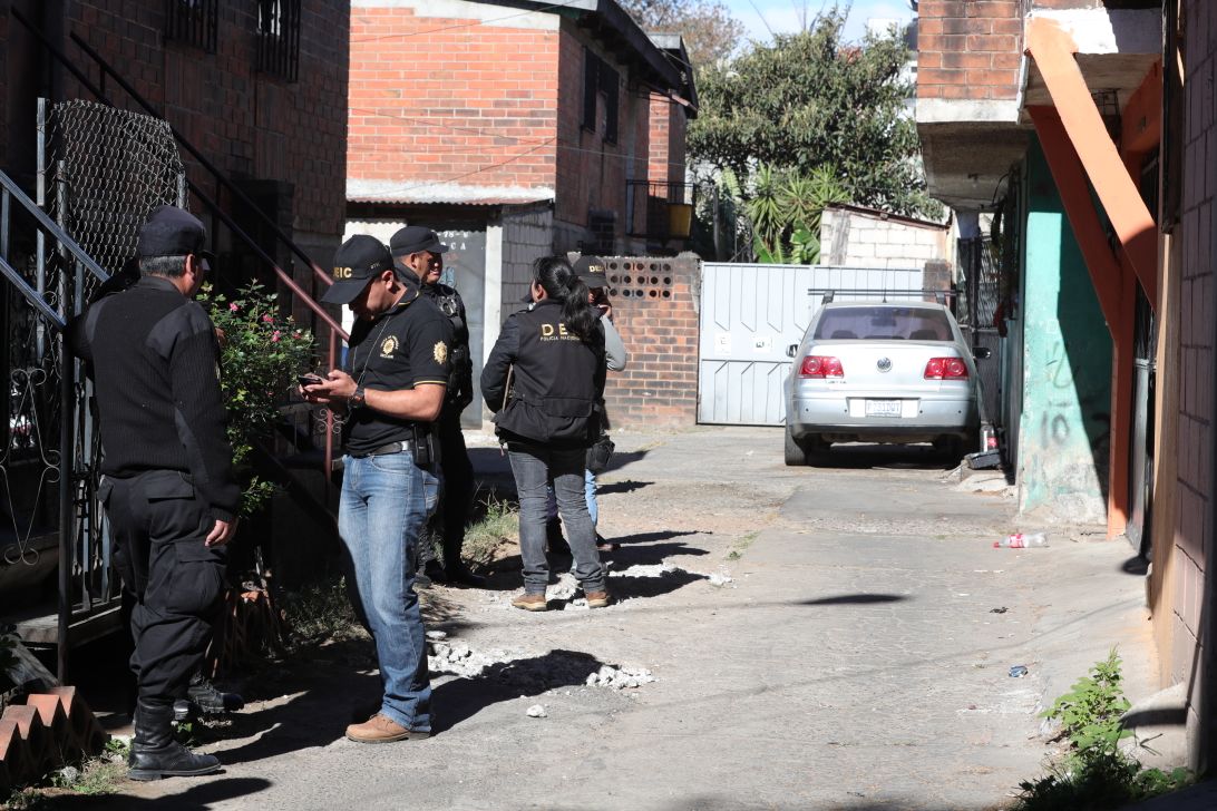 Fuerzas de seguridad allanan una vivienda en la zona 21 capitalina en busca de indicios de pornografía infantil. (Foto Prensa Libre: Estuardo Paredes)