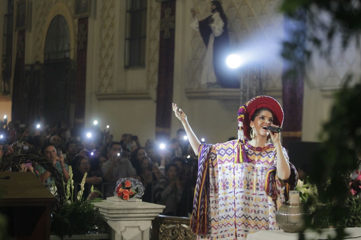 La reina grupera canta con devoción a la Virgen de Guadalupe. (Foto Prensa Libre: Edwin Bercián)