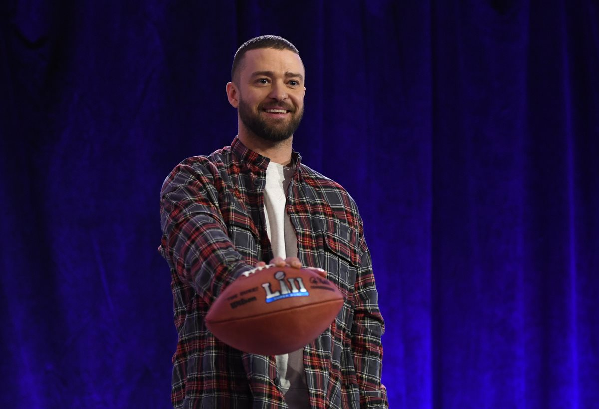 El cantante estadounidense Justin Timberlake sostiene un balón de futbol americano, durante la conferencia de prensa donde habló del espectáculo que presentará en el Super Bowl. (Foto Prensa Libre: AFP)