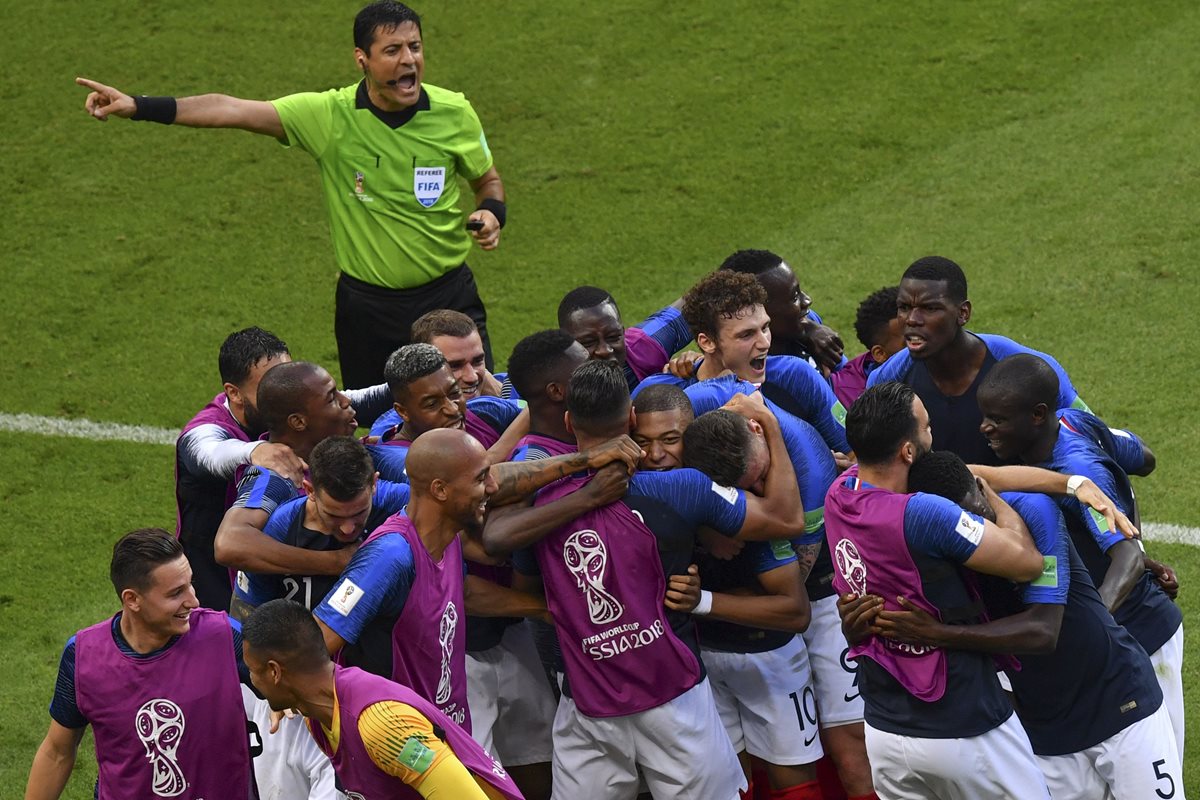 Los jugadores de la Selección de Francia festejan en el partido contra Argentina. (Foto Prensa Libre: AFP)